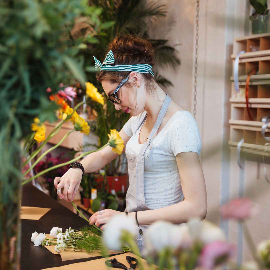 Floristin im Blumenladen bei der Arbeit