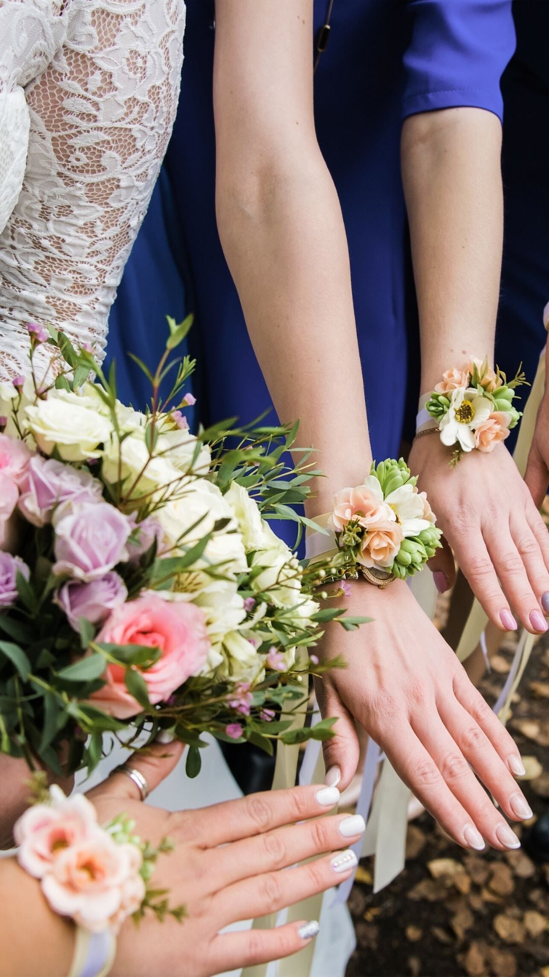 Florale Armbänder an den Handgelenken der Brautjungfern.